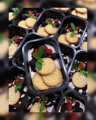 🥛🍫🍯🍪🫐 Nugátový tvaroh s ovsenou sušienkou a ovocím #emstrava #zdravastrava #chutnastrava #cerstvastrava #budfitsnami...