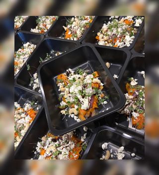 🥕🍜🧅🧀🥜🥬 Mrkvové rezance s restovanou červenou cibuľkou, balkánskym syrom, kešu orieškami a mikrozeleninka kel od...