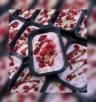 🥧🍯🥛🍓🥜 Chia ovsená miska s malinovým jogurtom, malinovým topingom, lyofilizovanými malinami a orieškami 🥄 #emstrava...