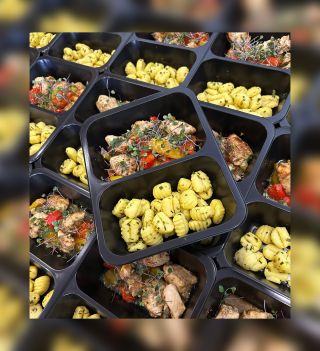 🥔🥚🍗🫑🌶️🧅🥬 Zemiakové gnocchi s pažitkou, kuracím mäskom na zelenine a mikrobylinky od @mareknafarme 🍽️ #emstrava...