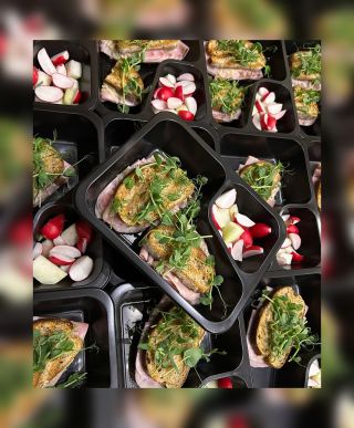 🥯🫑🍖🧀🫛🥒🍅 Tekvicový chlebík z grilu so šunkou, mozzarellou, domácou paprikovou sábou a zeleninou 🍽️ #emstrava #zdravastrava...